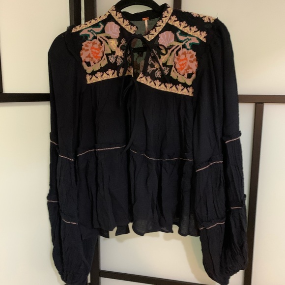 🆕HP🖤🆕Free Blouse w Floral Embroidery - Picture 8 of 13